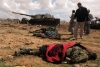 Một lính đánh thuê châu Phi của quân chính phủ bị chết bởi máy bay chiến đấu Pháp tại phía tây thành phố Benghazi, Libya - Ảnh: AFP