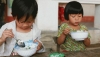 Bữa trưa của các cháu Trường MN Sơn Lộc, xã Sơn Lộc, huyện Can Lộc, Hà Tĩnh sau đợt lũ, chỉ có cơm, ít thức ăn và canh rau. Ảnh: Hương Giang