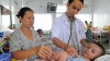 Bác sĩ Nguyễn Kinh Bang (phải) khám cho bệnh nhi Lê Ngô Tuấn Anh vừa được phẫu thuật tim - Ảnh: Mai Vinh