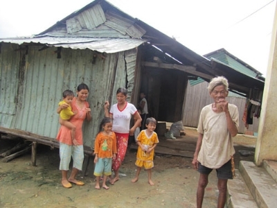 Người dân huyện Bắc Trà My - Quảng Nam chạy ra khỏi nhà để tránh động đất. Ảnh: HOÀNG DŨNG (Người Lao Động)