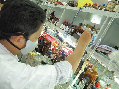 Sinh viên trường ĐH Khoa học tự nhiên TP.HCM trong giờ thực hành hóa học - Ảnh: Đào Ngọc Thạch