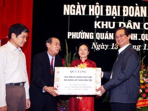Thủ tướng Nguyễn Tấn Dũng tặng quà cho khu dân cư số 7, phường Quán Thánh. (Ảnh: TTXVN)