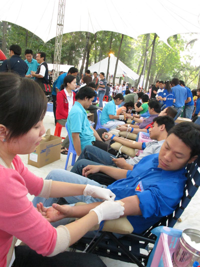 Các bạn trẻ TP.HCM hiến máu sáng 9-1 tại công viên Tao Đàn - Ảnh: Kim Anh