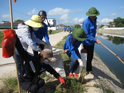 Đoàn viên thanh niên thu gom rác thải, khơi thông cống rãnh ở Sông Cụt (Hà Tĩnh) Ảnh: Minh Thùy.