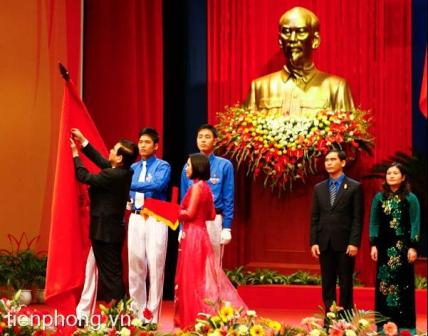 Chủ tịch nước Nguyễn Minh Triết trao Huân chương Sao vàng lần II cho Đoàn TNCS Hồ Chí Minh .