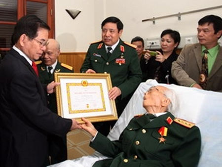 Chủ tịch nước trao tặng huy hiệu cho Đại tướng Võ Nguyên Giáp. Ảnh: TTXVN.
