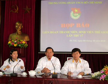 Đ/c Phan Văn Mãi, Bí thư Trung ương Đoàn (ngồi giữa) trao đổi với báo chí tại buổi họp báo