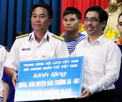 Anh Nguyễn Phước Lộc (phải) trao quà cho đại diện Bộ Tư lệnh Vùng 4 Hải quân - ảnh: Lê Thanh
