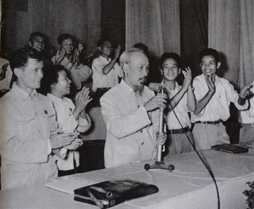Bác Hồ tại Đại hội đại biểu toàn quốc Đoàn Thanh niên Cứu quốc (1956) - Ảnh: Tư liệu