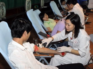 Sinh viên Đại học Bách khoa Hà Nội tham gia hiến máu. (Ảnh: Đình Trân/TTXVN)