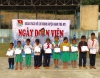 Đ/c Lê Văn Ri Giám đốc Trung tâm TTN miền Trung tặng quà cho các em học sinh nghèo tại huyện Nam Trà My