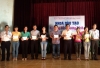 Đ/c Lê Văn Ri - Giám đốc Trung tâm TTN miền Trung  trao giấy chứng nhận cho các học viên