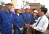 Đ/c Võ Văn Thưởng thăm hỏi động viên công nhân trên boong tàu trọng tải 17.500 tấn (ảnh Web ĐTN)