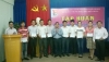 Đ/c Lê Văn Ri, Giám đốc Trung tâm TTN miền Trung trao giấy chứng nhận cho các học viên hoàn thành chương trình lớp tập huấn